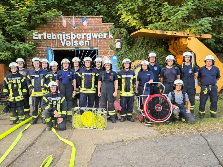 Feuerwehrleute vor dem Erlebnisbergwerk Velsen