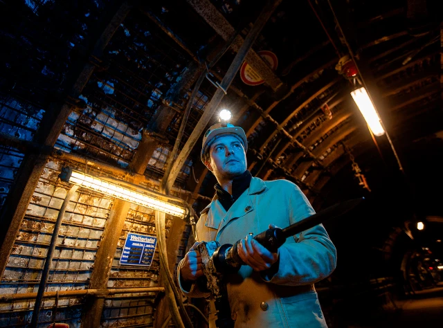 Ein Bergmann mit Presslufthammer